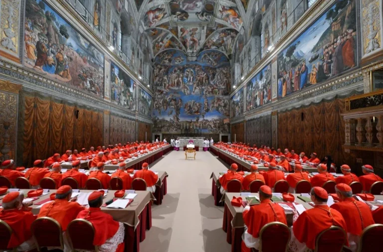 Sussurros e fartura: como o Conclave Papal mantem a rigidez na hora da escolha de um novo líder