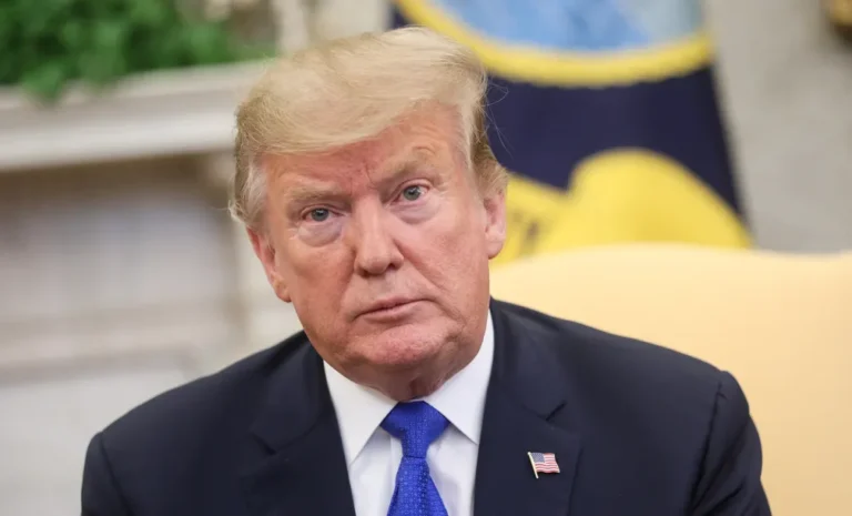 Trump amplia pressão sobre o Irã com tarifas e estuda opções militares