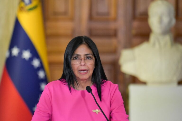 Delcy Rodríguez assume presidência da Venezuela com apoio das Forças Armadas