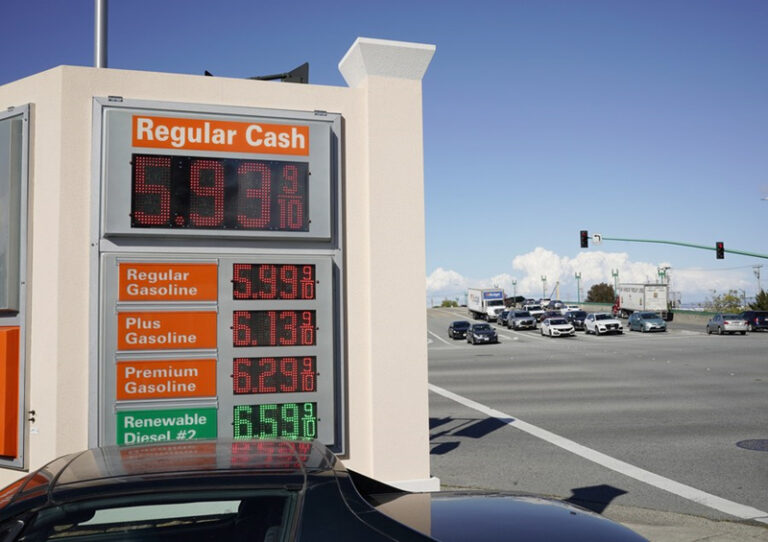 Apesar da crise com Venezuela, projeção do preço da gasolina para 2026 indica queda contínua nos Estados Unidos