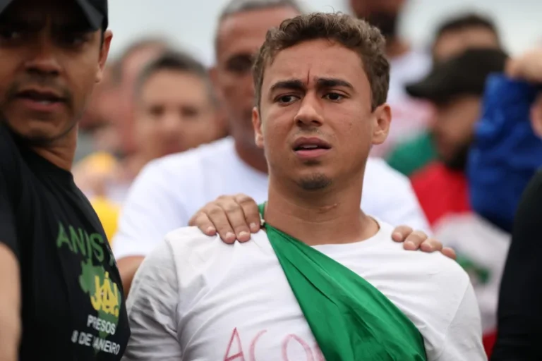 Passarela na BR-040 é interditada e evacuada por conta da caminhada de Nikolas Ferreira rumo a Brasília