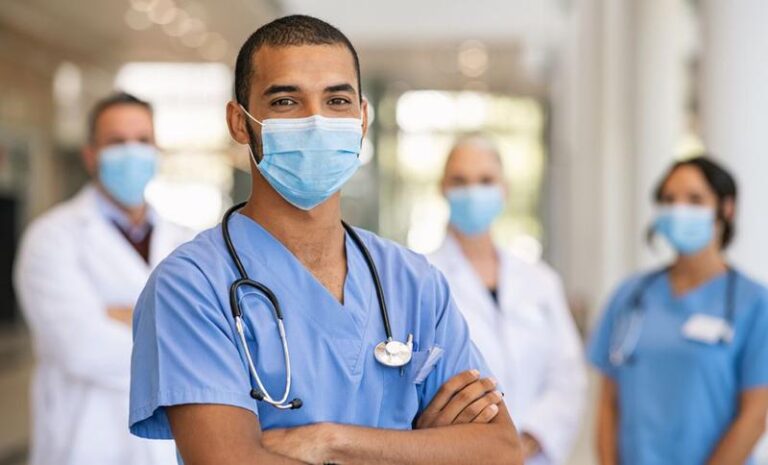 MEC anuncia punições para 99 cursos de medicina reprovados no Enamed
