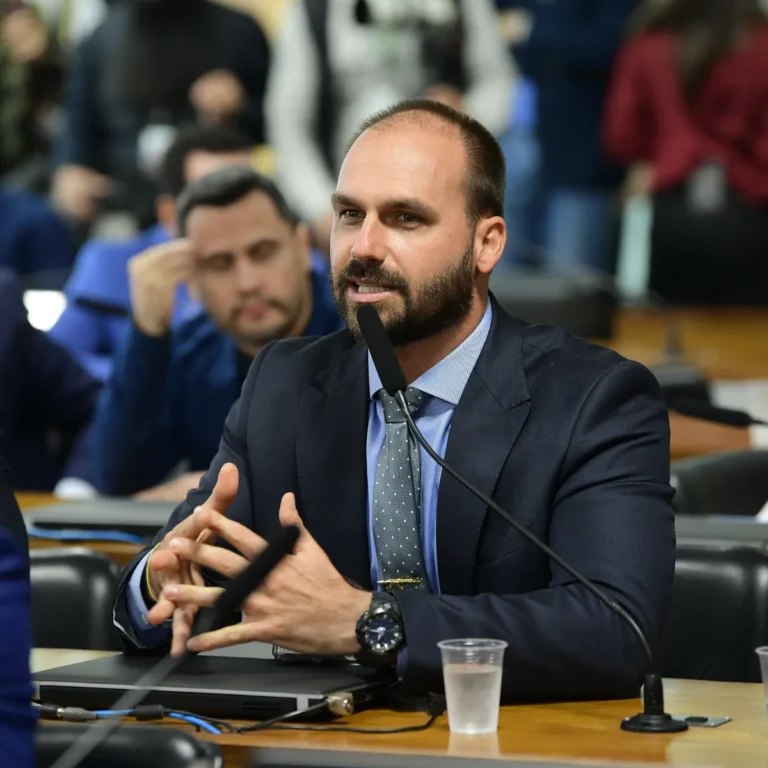 Eduardo Bolsonaro deve retornar ao cargo de escrivão da Polícia Federal em Angra dos Reis