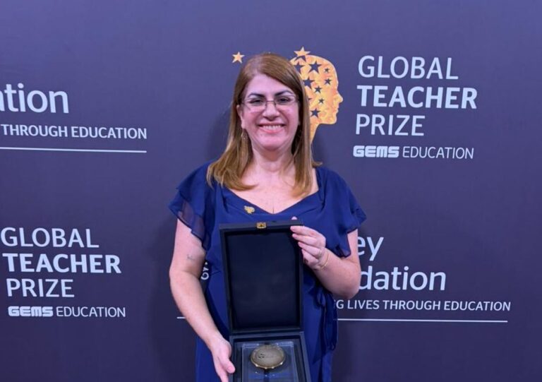 Professora de SP, Débora Garofalo é eleita a educadora mais influente do mundo em premiação internacional