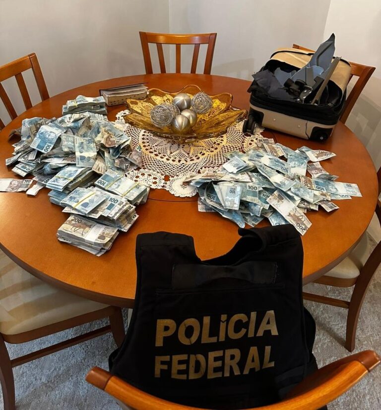Operação Barco de Papel: PF apreende mala de dinheiro arremessada de janela em SC