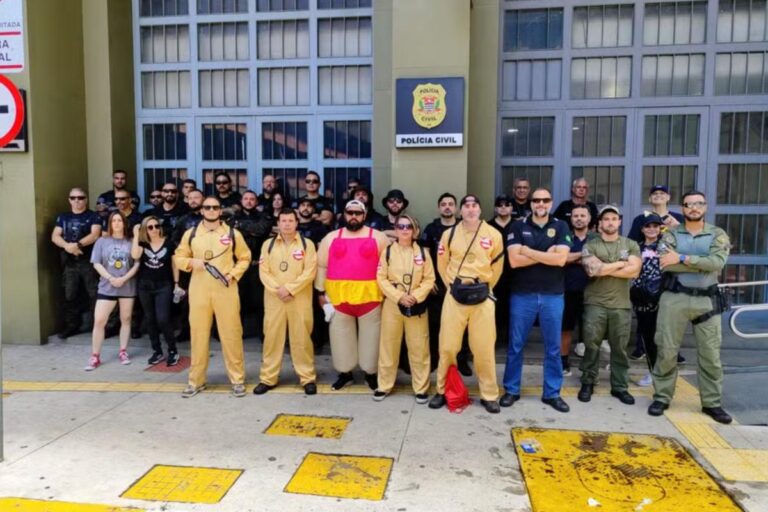 Polícia se disfarça de ‘Caça-Fantasmas’ para prender criminosos no pré-carnaval de São Paulo