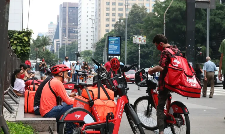 Projeto de regulamentação do trabalho por aplicativos tem relatório adiado para abril
