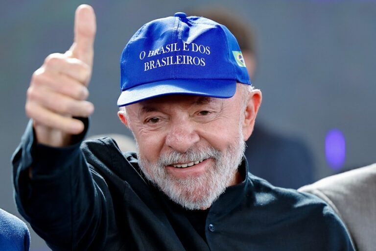 Lula retorna a Brasília após realizar procedimentos médicos em São Paulo
