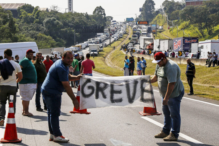 Caminhoneiros descartam greve após reunião com Ministério do Trabalho sobre combustíveis