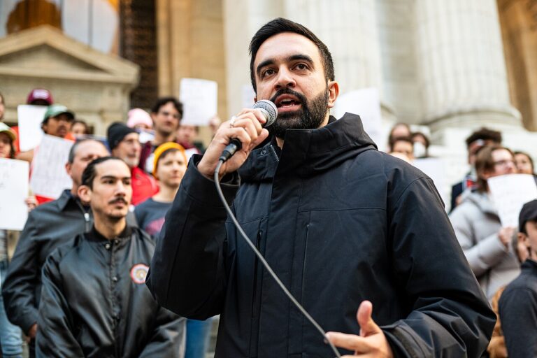 Prefeito de Nova York questiona gastos militares e impacto no custo de vida nos Estados Unidos