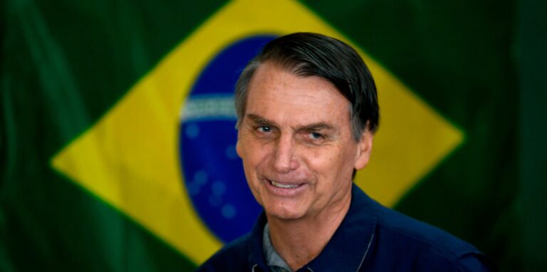 Jair Bolsonaro recebe alta hospitalar após cirurgia no ombro e retorna à prisão domiciliar