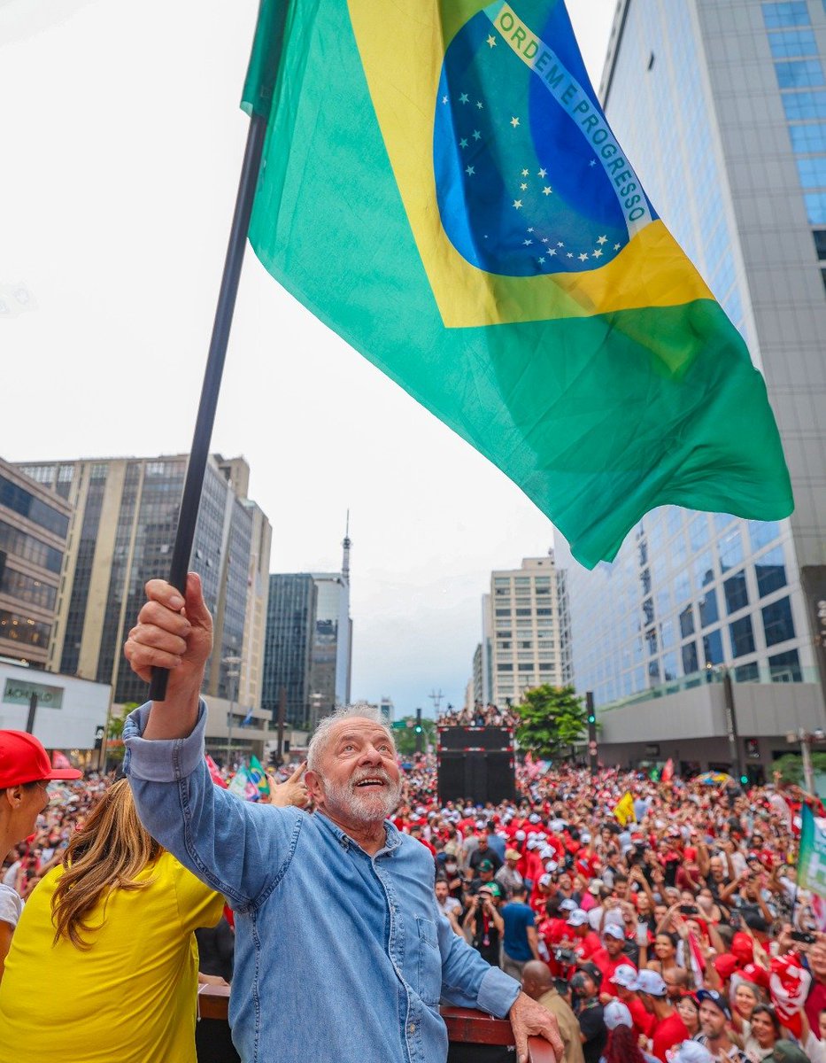 Hoje é dia da nossa bandeira verde e amarela, que representa 215 milhões de brasileiros e brasileiras. Pertence à história do nosso país. A bandeira é nossa, a bandeira é de todos.