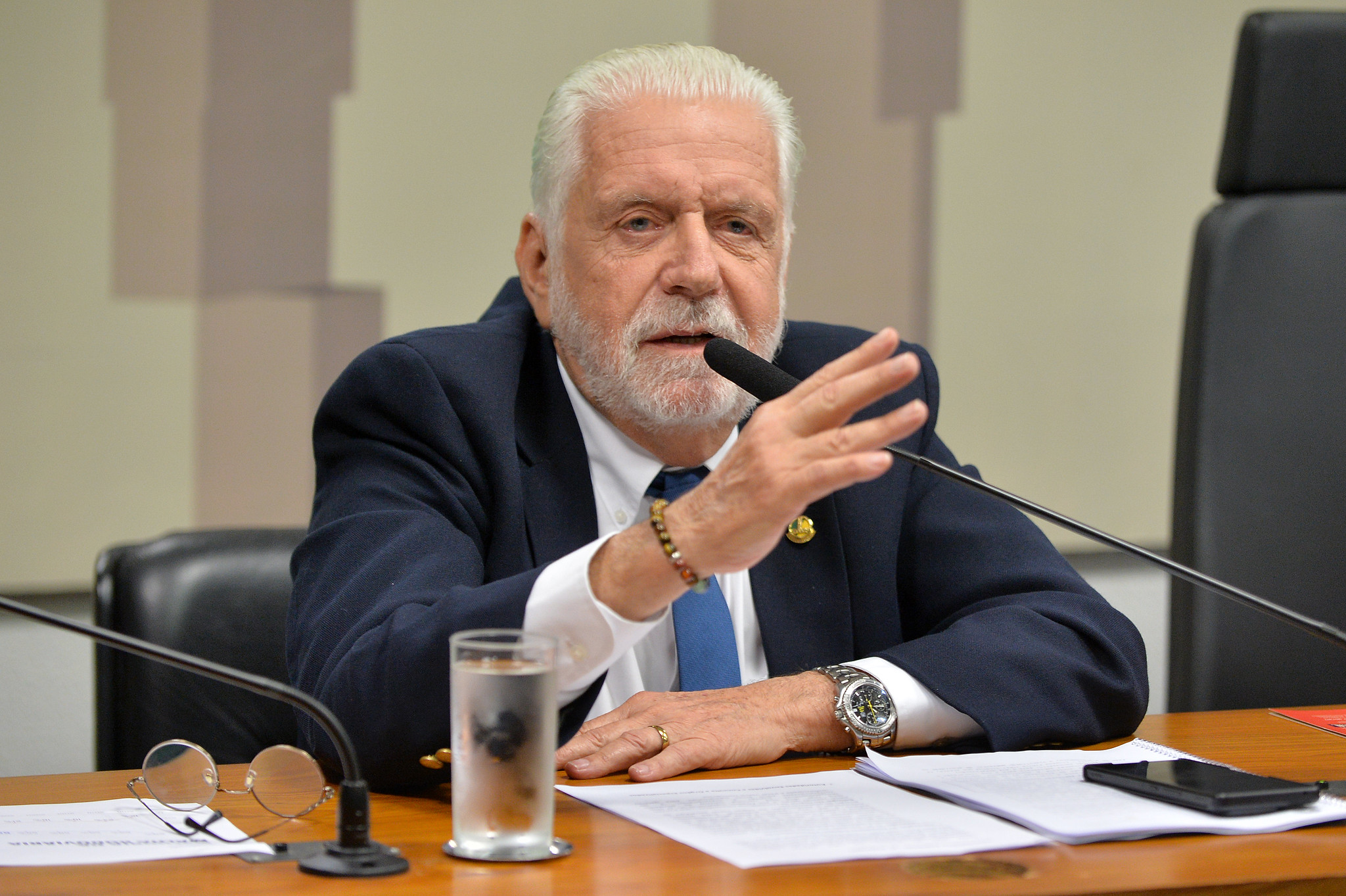 Planalto espera que Jaques Wagner renuncie à liderança do governo após operação da PF