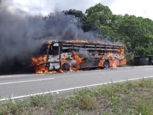 ônibus pega fogo
