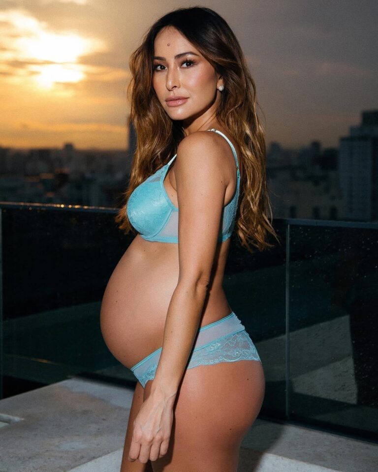 Sabrina Sato posa para fotos e mostra barriguinha de grávida