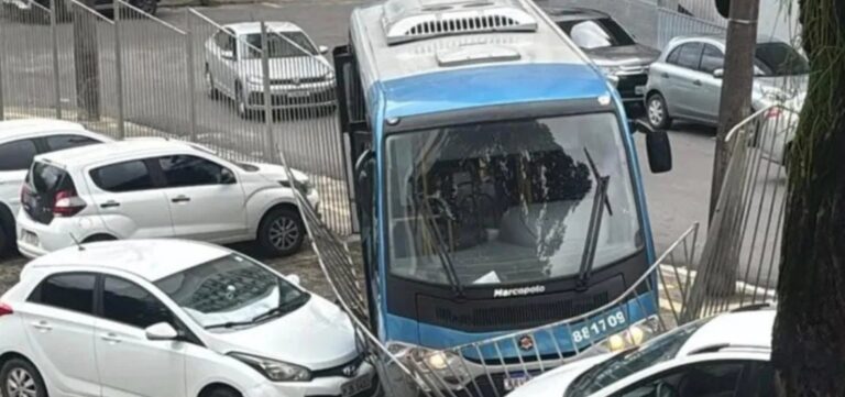 Micro-ônibus invade estacionamento da Faculdade de Odontologia da Ufba no Canela