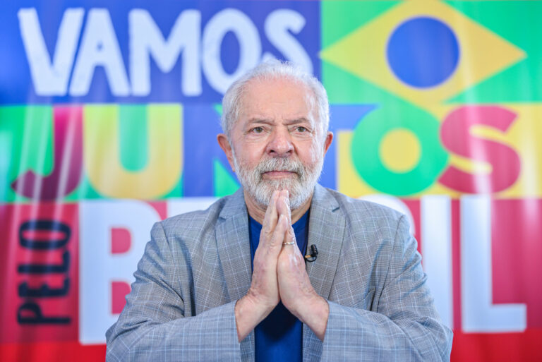 Lula inicia campanha à reeleição em estádio histórico do ABC paulista