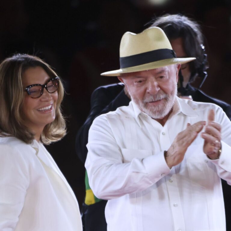 PT oficializa candidatura de Lula à reeleição com plano de governo focado em políticas para mulheres