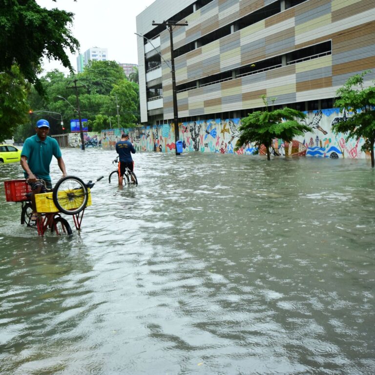 Chuva no Grande Recife alaga ruas, suspende aulas e abre cratera no Janga