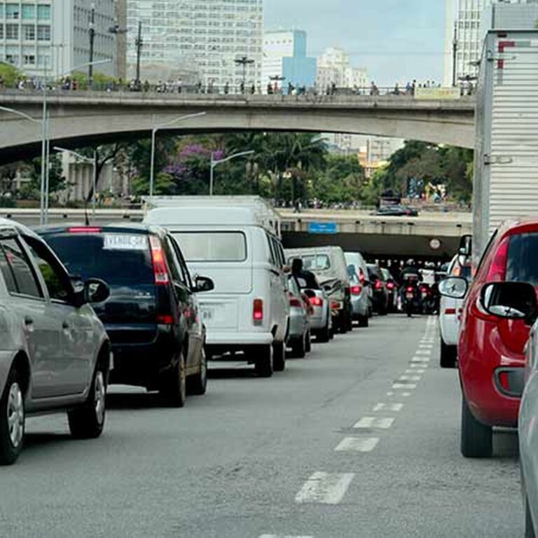 São Paulo supera 1.000 km de congestionamento durante greve dos trens