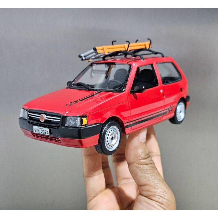 Fiat lança miniatura oficial do Uno com escada no teto no Brasil