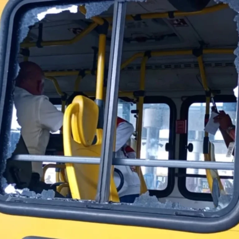 Ônibus do transporte público sofrem vandalismo durante dia de Ba-Vi em Salvador