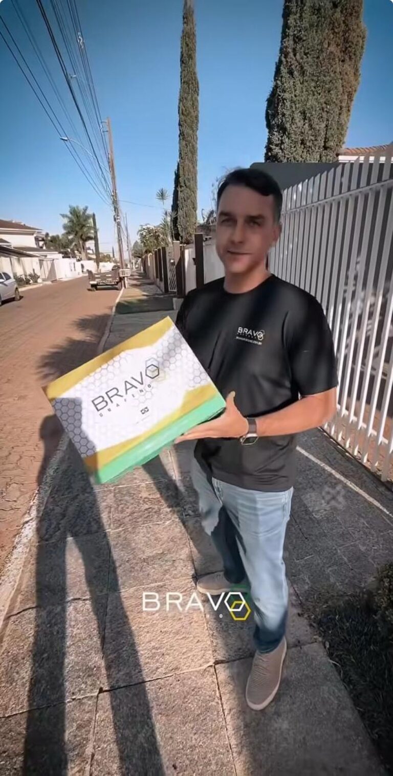 Empresa de Flávio Bolsonaro compartilha endereço e contabilidade com investigados por fraudes no INSS