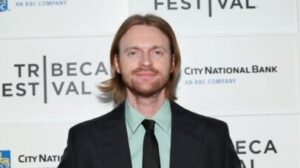 Finneas deixa turnê de Ed Sheeran