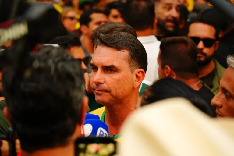 Ex-sócio de Flávio Bolsonaro expõe festas, negócios e suposta intermediação com ministro do STF