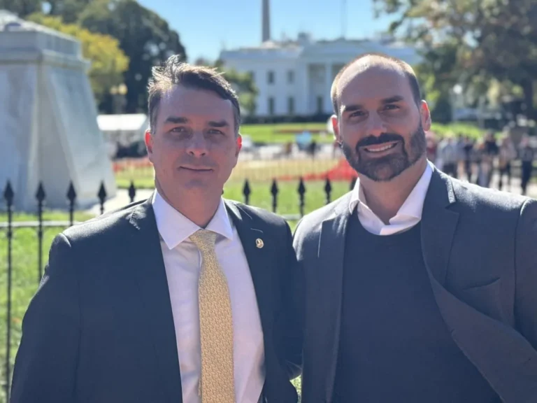 PT aciona TSE contra Flávio e Eduardo Bolsonaro por suspeita de interferência estrangeira