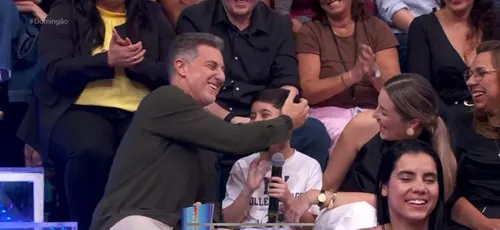 Luciano Huck recebe Pedro Mello, garoto hostilizado na Arena Corinthians