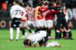 Memphis Depay multa Corinthians