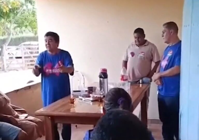 Prefeito de Tremedal é gravado ameaçando cortar cestas básicas de “quem votar em Lula”