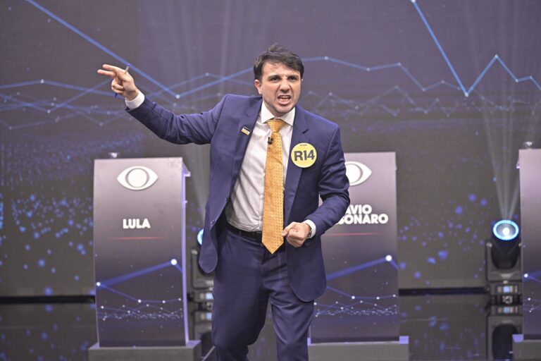 Flávio Bolsonaro critica decisão do TSE que suspendeu campanha de Renan Santos