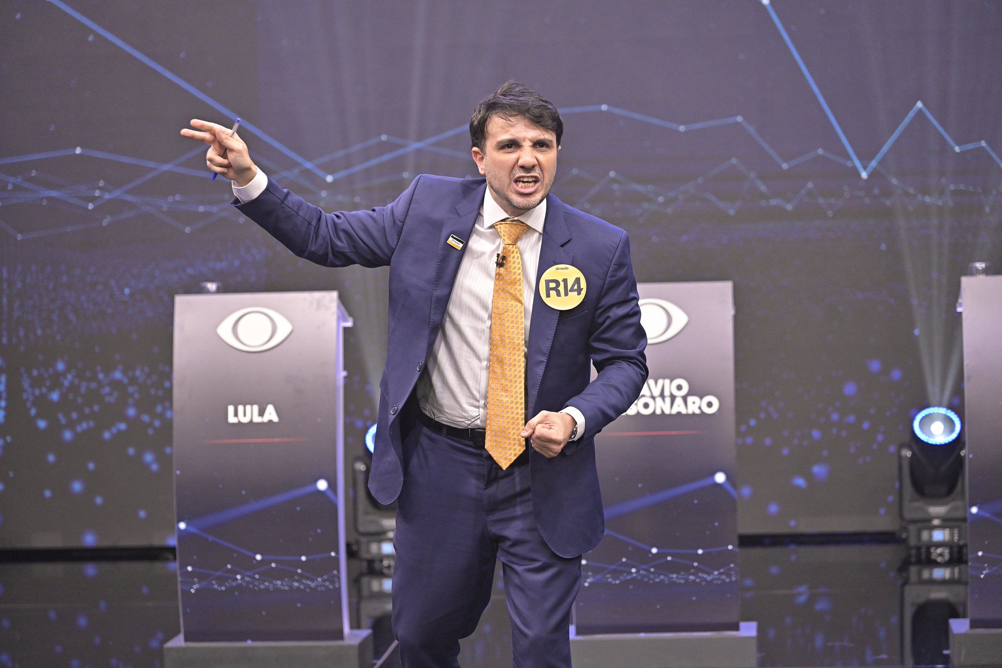 Flávio Bolsonaro critica decisão do TSE que suspendeu campanha de Renan Santos