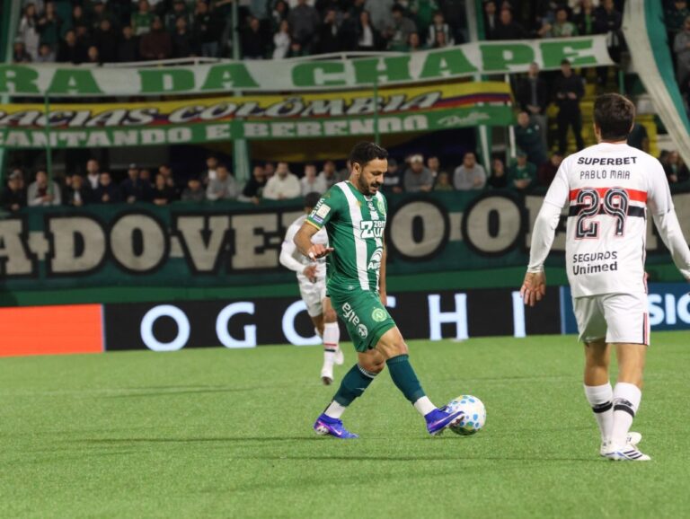 Yago Felipe marca de falta em amistoso que celebra laços entre Chapecoense e Atlético Nacional