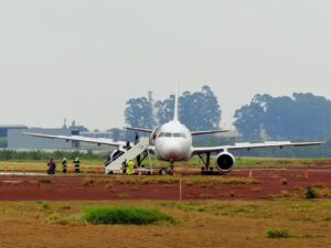 Companhias aéreas restringem operações no Aeroporto de Cascavel após avião da Latam sair da pista