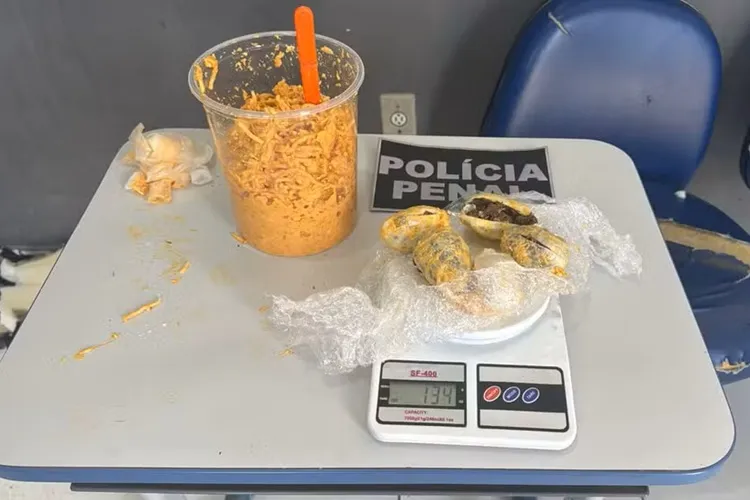 mulher presa em presídio com drogas