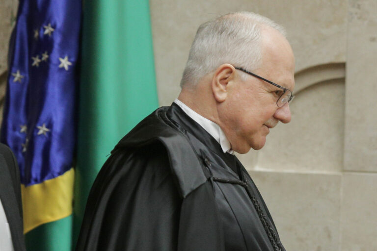 Grupo plural assina carta em defesa de Fachin e pede reformas institucionais no STF