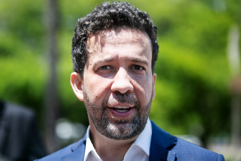 Janones recusa oferta milionária para vender curso de estratégias digitais: ‘O que recebi de graça vou repassar de graça’