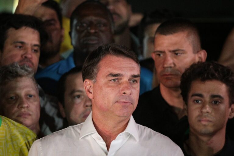 Flávio Bolsonaro teria embarcado para os EUA via Argentina, mas aliados contestam