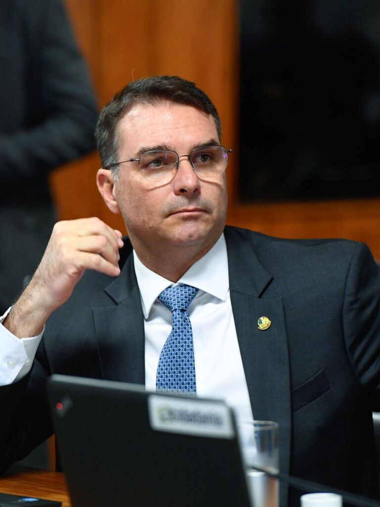 Flávio Bolsonaro deixou o Brasil e entrou na Argentina na noite de terça-feira, diz governo Milei