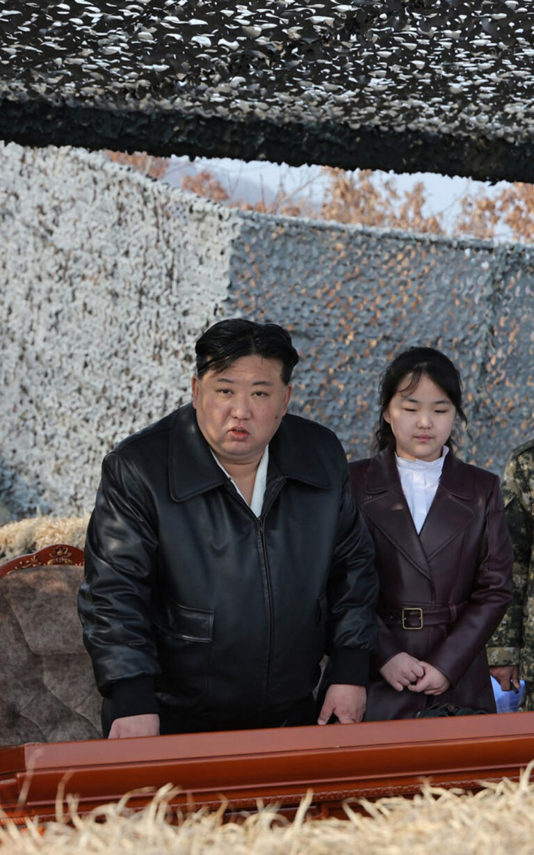 Kim Jong-un reaparece com a filha em evento de moda após boatos de mo$@#&