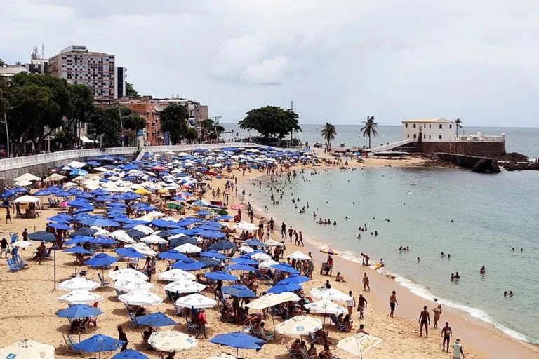MP-BA vai à Justiça contra Prefeitura de Salvador por irregularidades de ambulantes nas praias