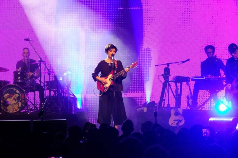 Pato Fu comemora 30 anos de ‘Gol de Quem?’ com audiovisual de show em São Paulo