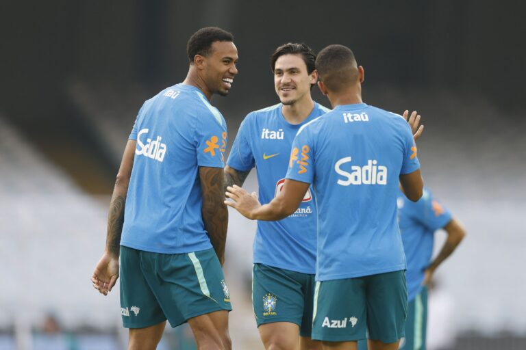 Ancelotti promove oito mudanças e escala Pedro como titular contra a Índia