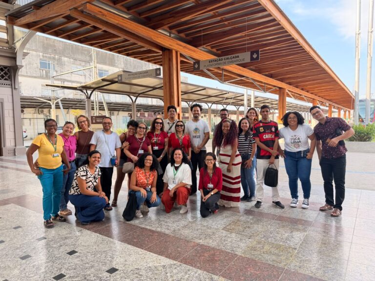 Usuários da APAE de Salvador fazem visita guiada e viajam no VLT da Calçada