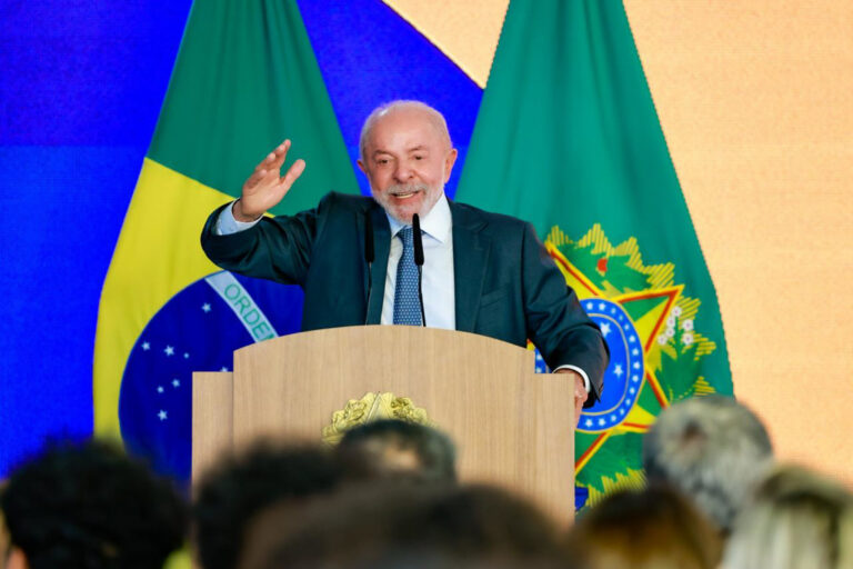Campanha de Lula questiona Globo por almoço com Flávio Bolsonaro