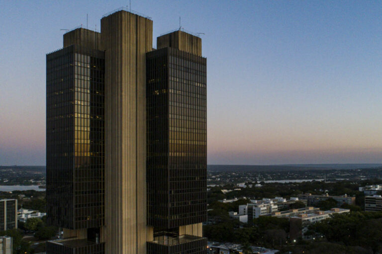 Bancos brasileiros sofrem 99 ataques cibernéticos em 2026, maior número já registrado pelo BC
