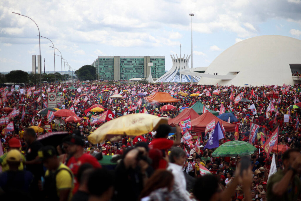 Atos pró-Lula reúnem Chico Buarque, Gilberto Gil e Daniela Mercury em capitais a uma semana do 2º turno